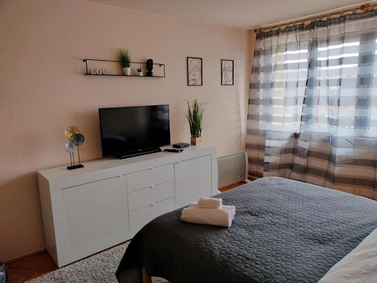 Nexus Center Apartment Миеркуря Чук Екстериор снимка